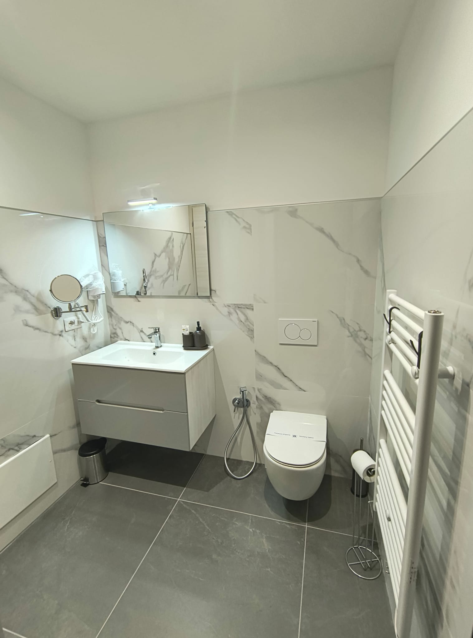 Bagno privato contemporaneo della camera Azalea