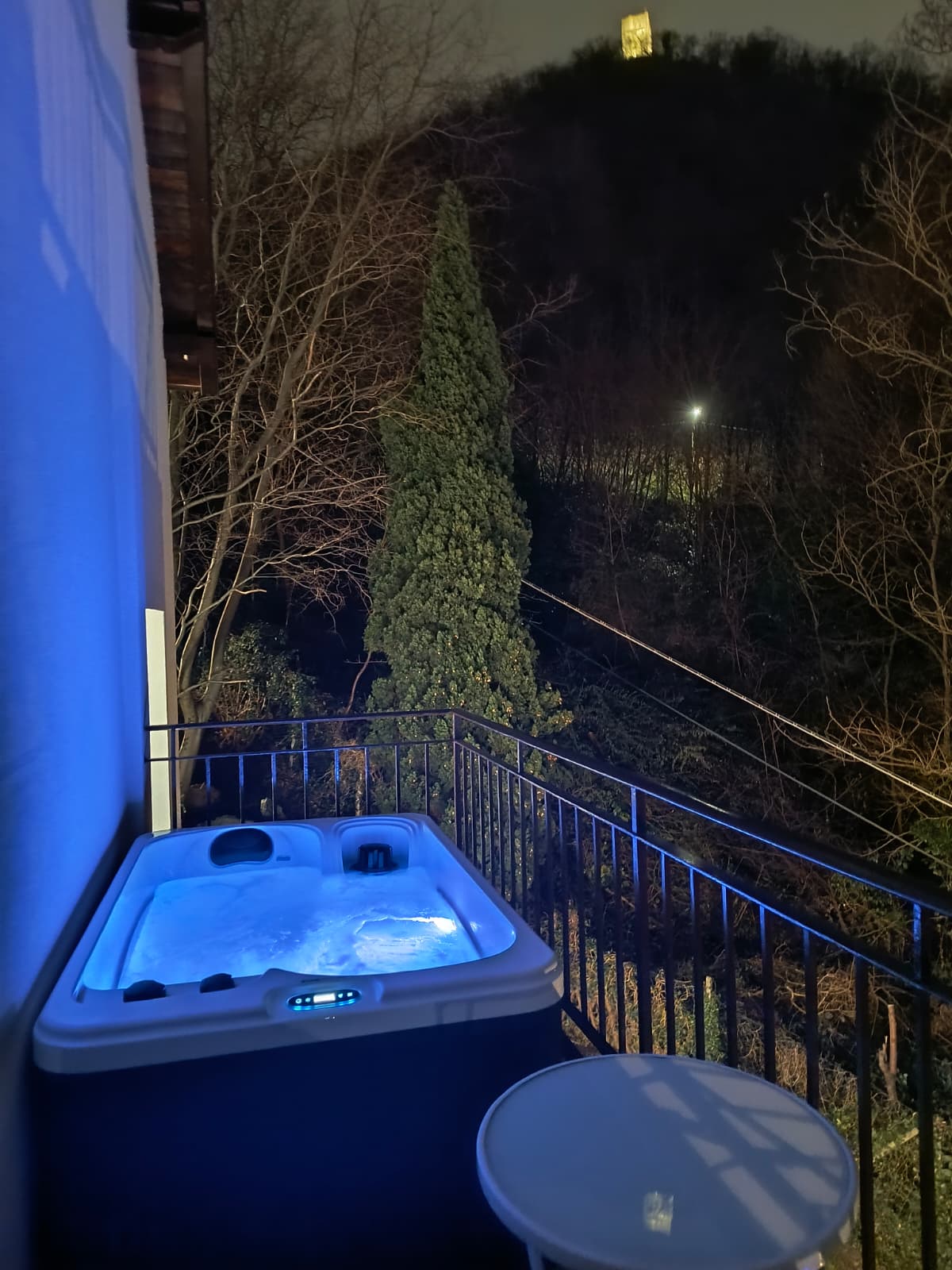 Vasca idromassaggio esterna illuminata di sera, presente nel materiale fotografico di Azalea