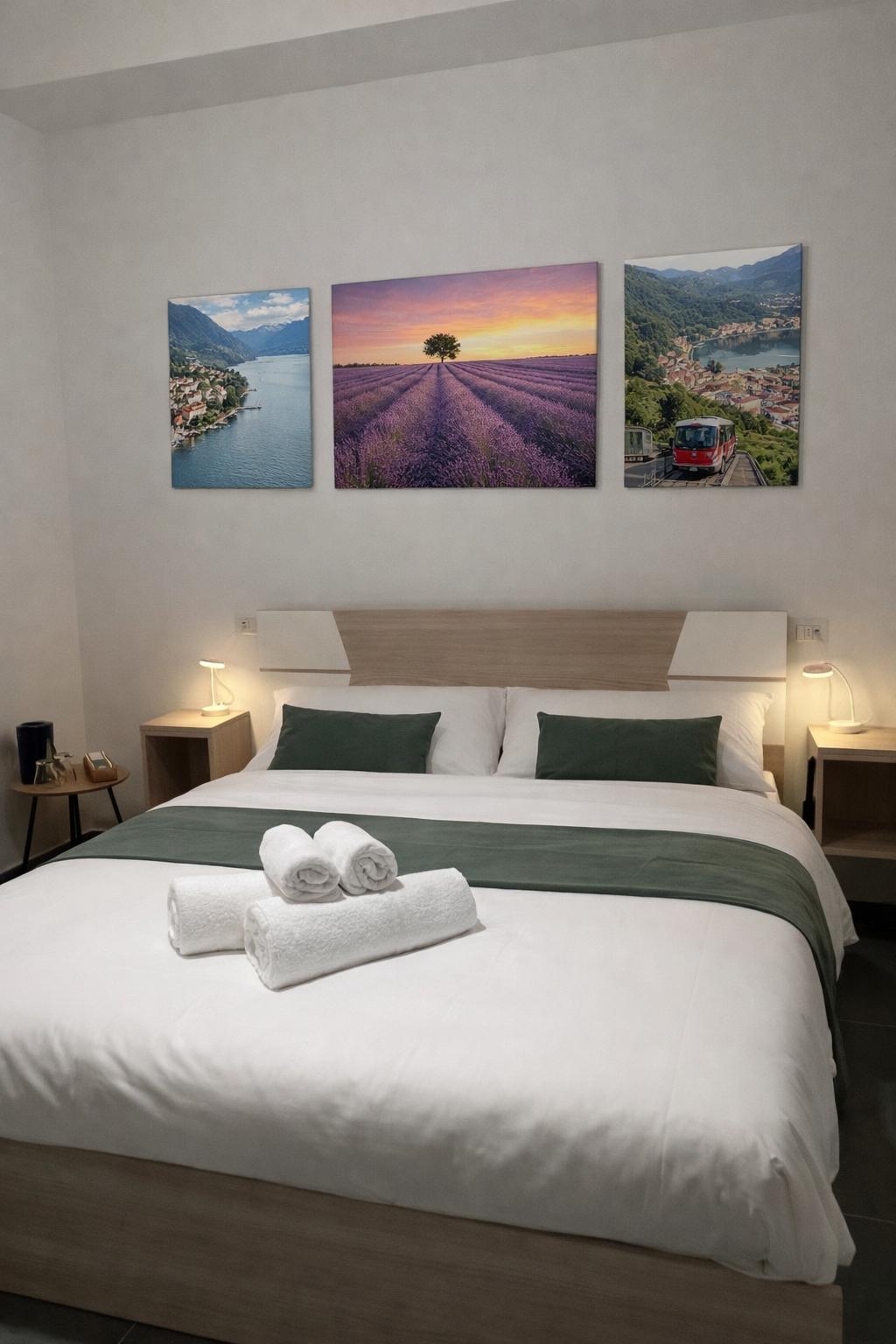 Camera Lavanda con letto matrimoniale e stampe ispirate al lago e alla lavanda