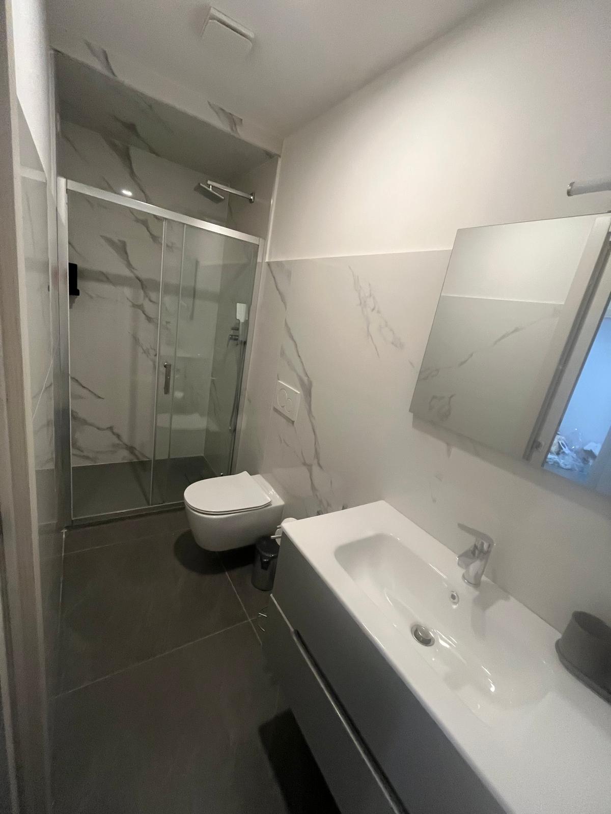 Bagno privato con doccia della camera Lavanda
