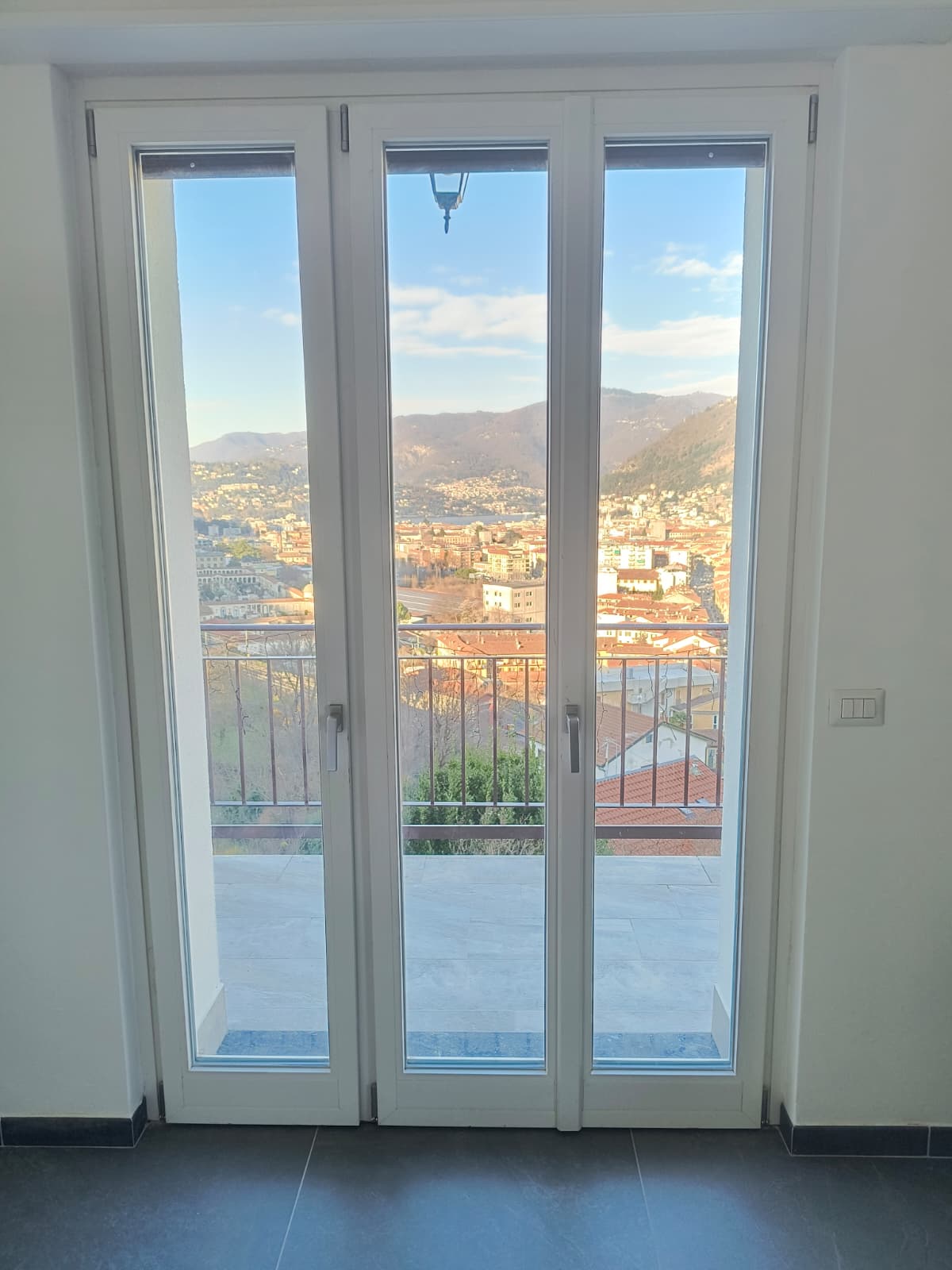 Balcone della camera Lavanda affacciato sul panorama di Como