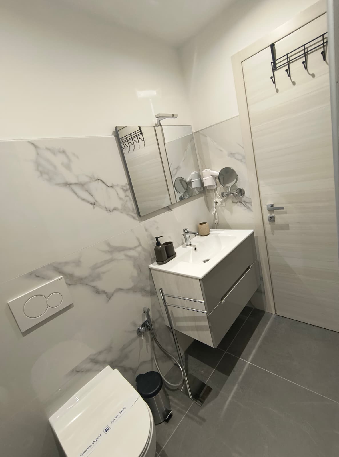 Lavabo e specchio del bagno privato della camera Ortensia