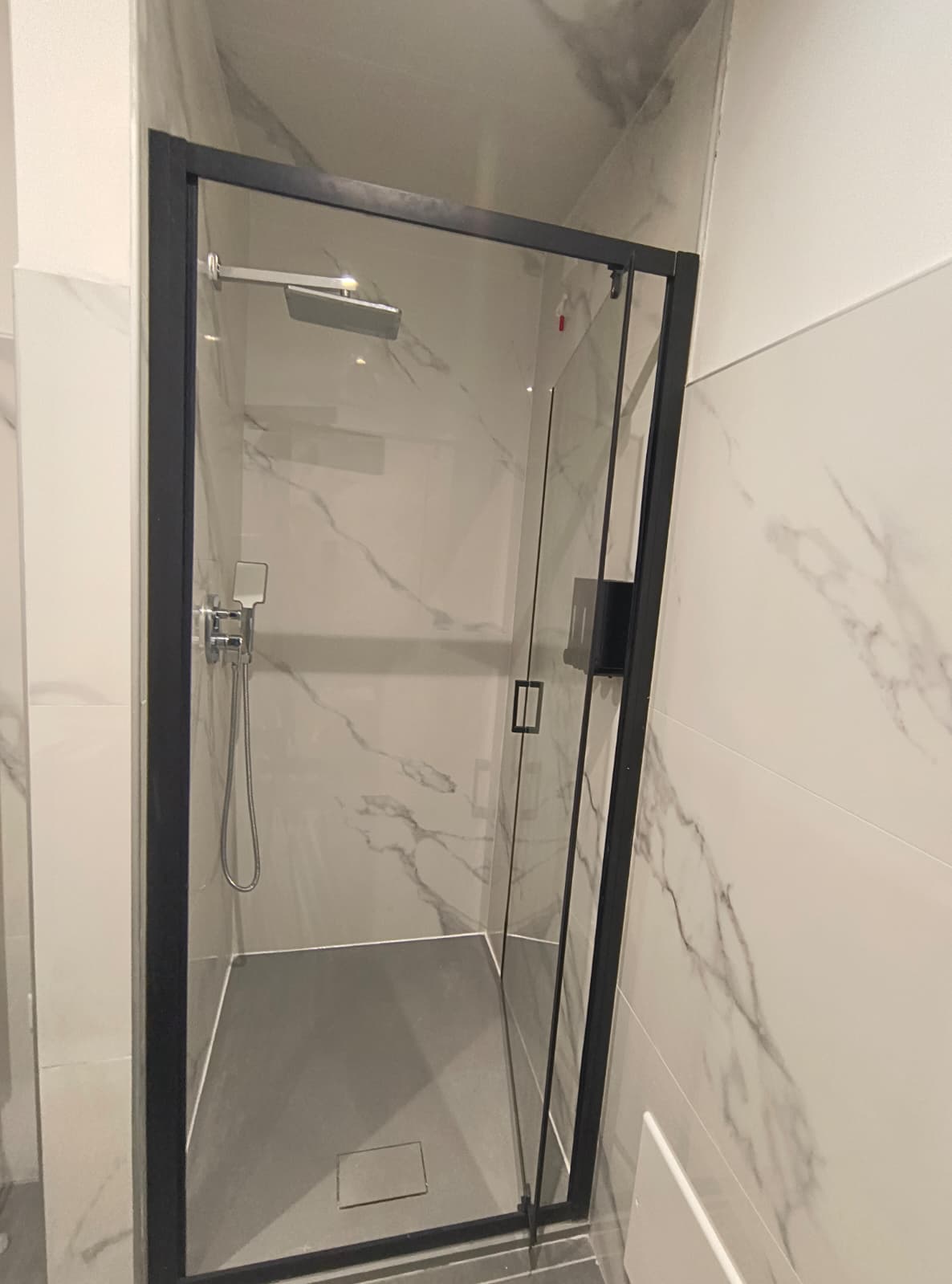 Doccia in vetro del bagno privato della camera Ortensia