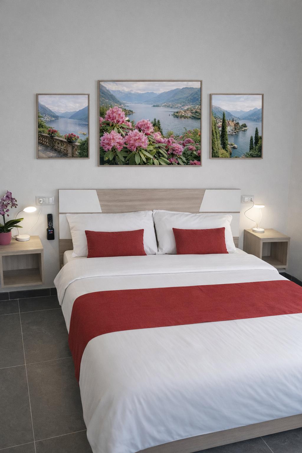 Camera Rododendro con letto matrimoniale e dettagli color rosso caldo