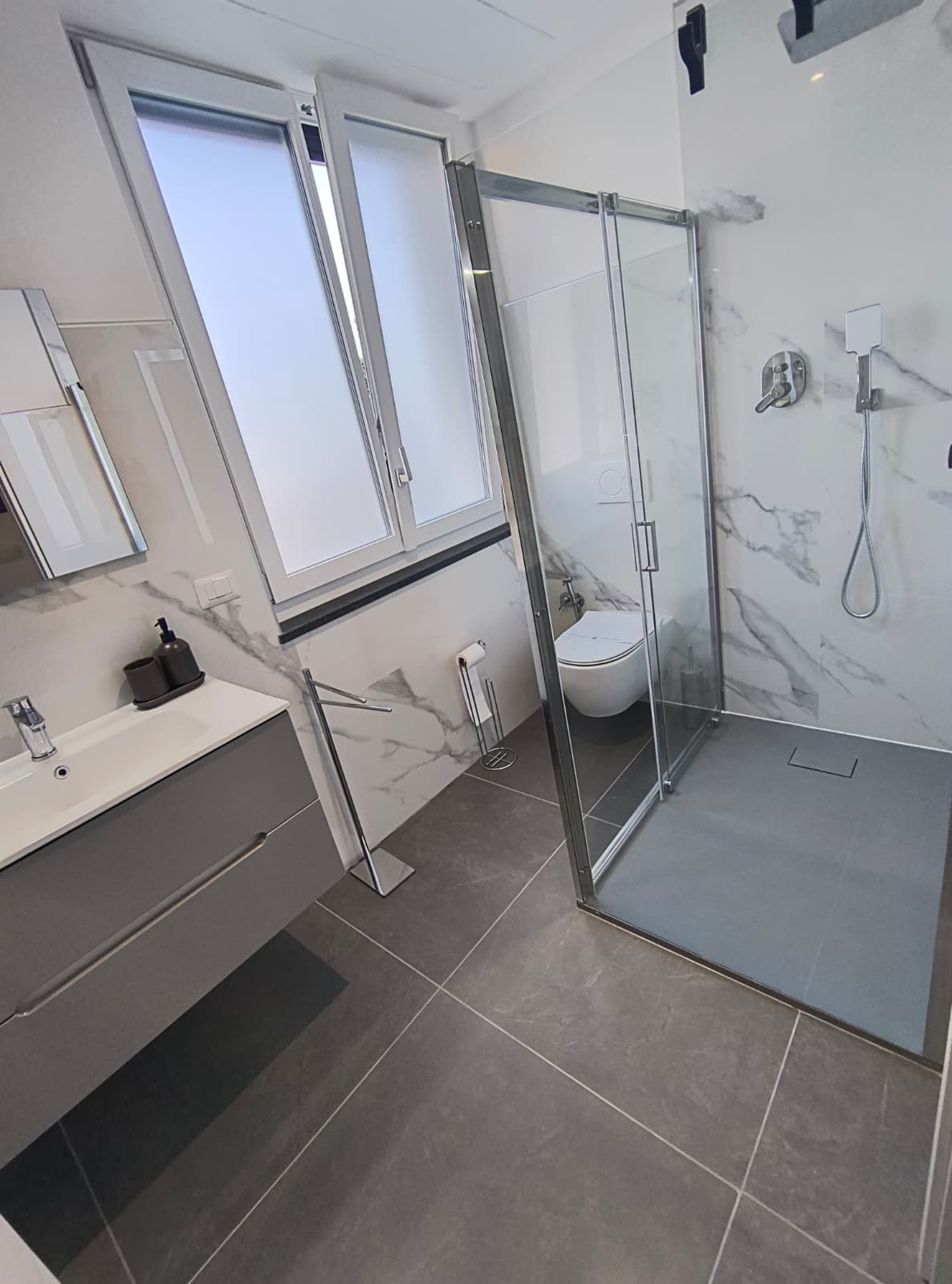 Doccia e finestra del bagno privato della camera Rododendro