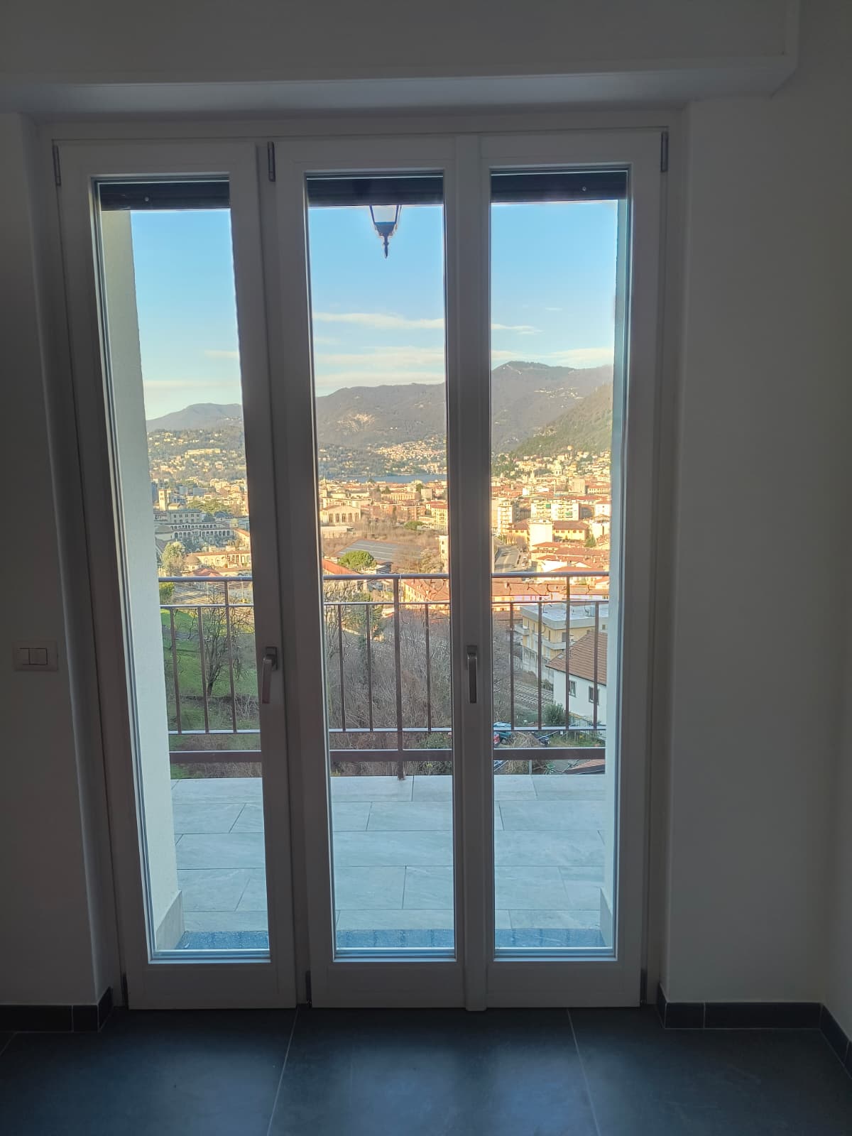Vista serale su Como archiviata nella cartella Rododendro, con attribuzione da verificare