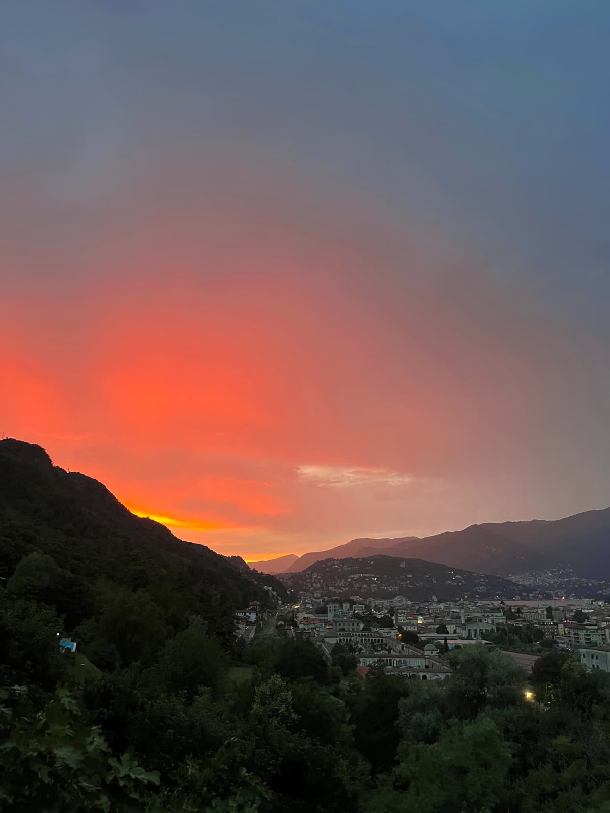 Vista sopraelevata sulla città di Como e sulle montagne circostanti
