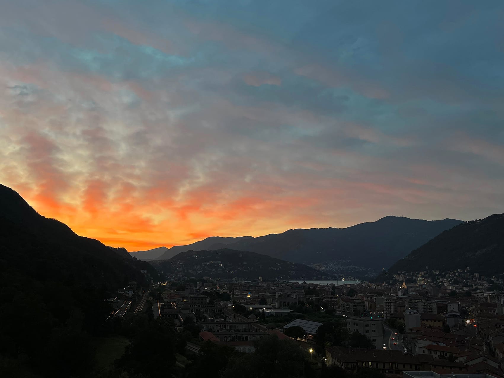 Como e il Lago di Como al tramonto visti dalla posizione panoramica del B&B Il Sogno Como Lake